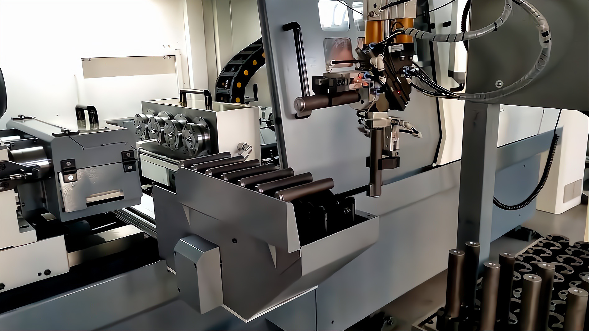 ZK2115×4B/500A 深孔鉆床配置桁架機(jī)械手，加工手槍槍管單機(jī)自動(dòng)化