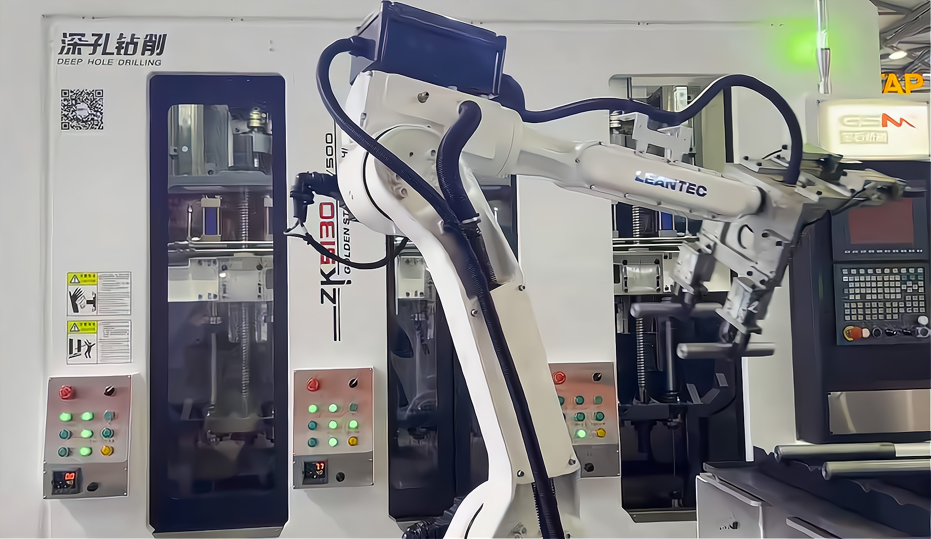 ZK5120×6/500 倒立六軸深孔鉆床配置六軸機(jī)器人，加工新能源電機(jī)軸單機(jī)自動(dòng)化